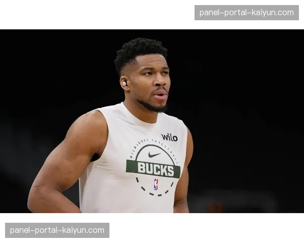 特写：球迷闯入球场试图与扬尼斯·阿德托昆博击掌，被安保迅速带离