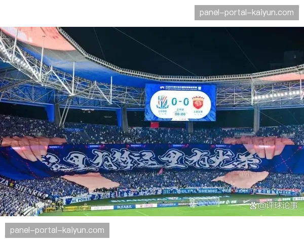 现场：门兴格拉德巴赫球迷在看台展示巨幅Tifo致敬即将离队的老将诺伊豪斯