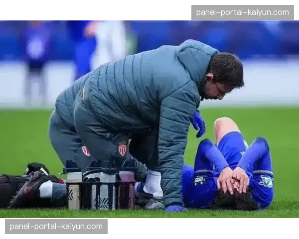 告别战？镜头捕捉到赛后向主场看台长时间致意的摩纳哥老将